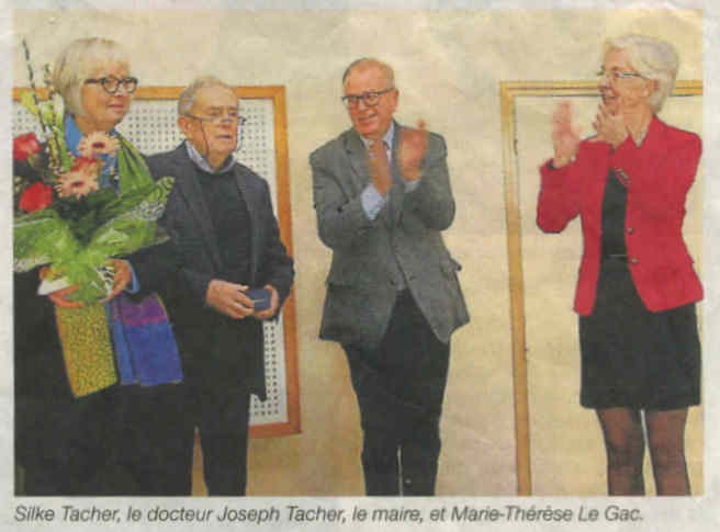 remise de la médaille au Dr Tacher